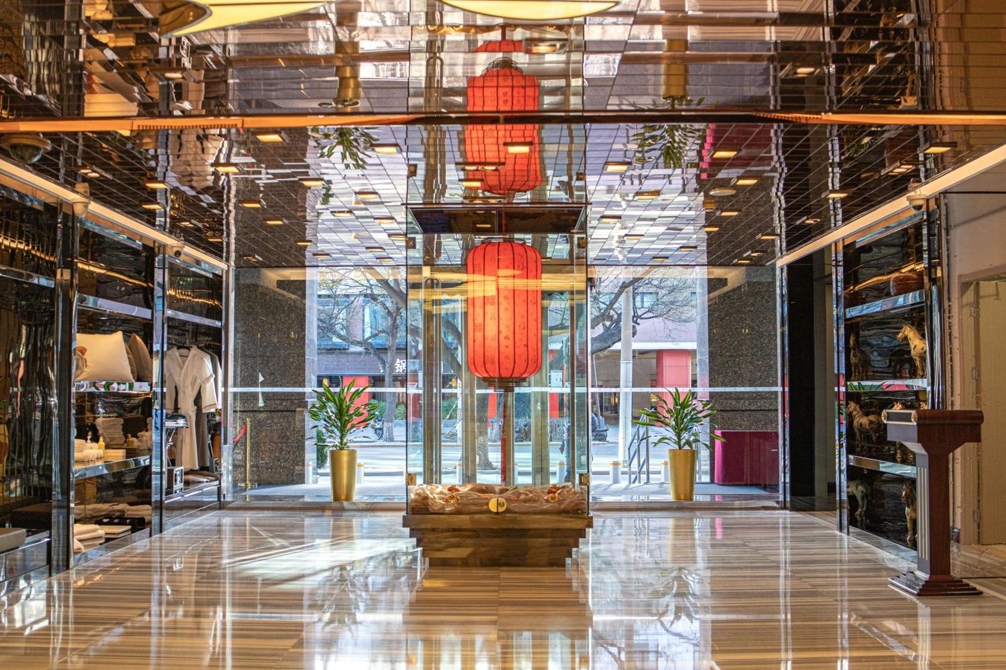 Sunworld Dynasty Hotel Beijing Wangfujing Buitenkant foto The lobby of the hotel