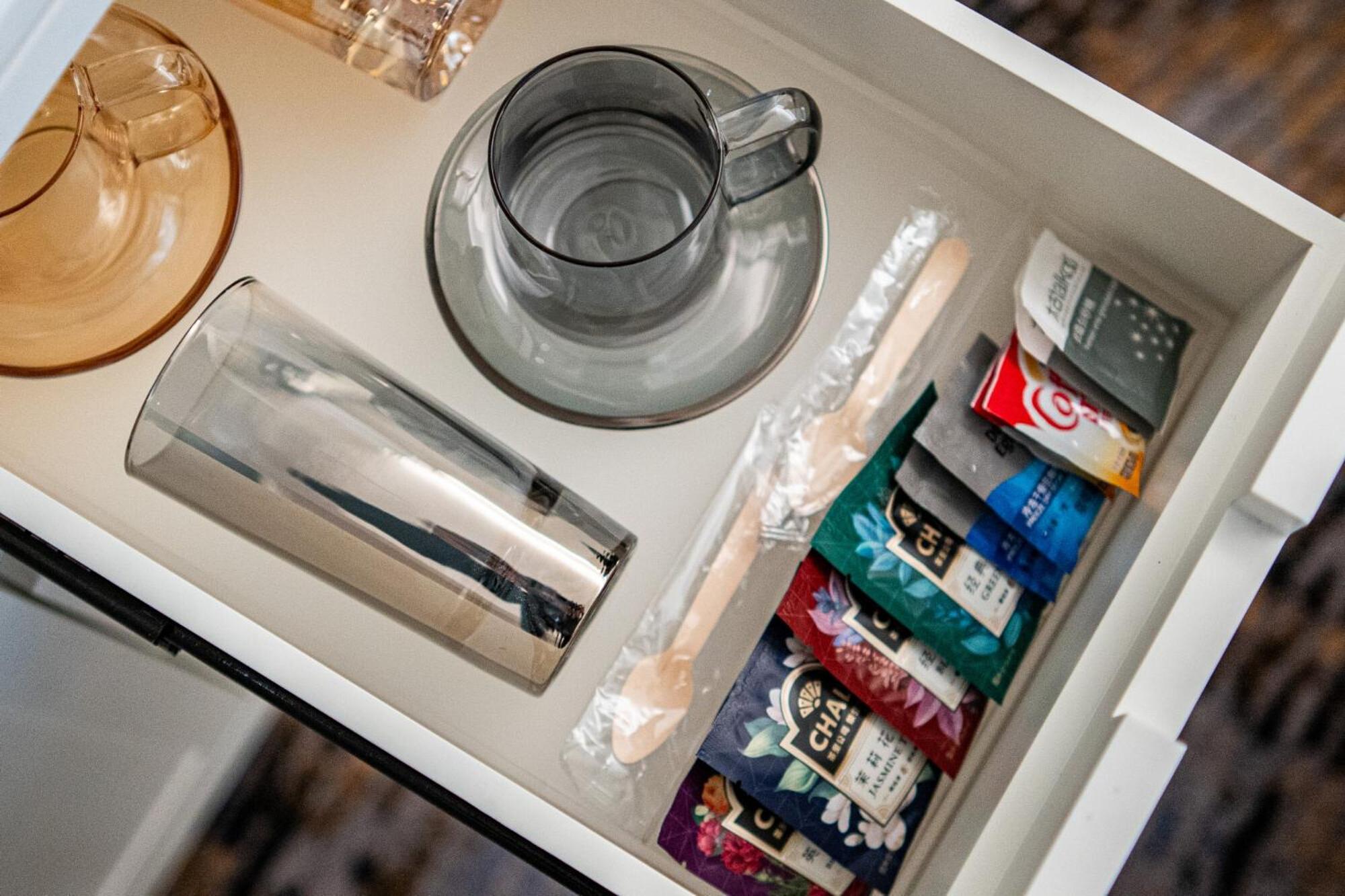Sunworld Dynasty Hotel Beijing Wangfujing Buitenkant foto A drawer with a selection of tea bags